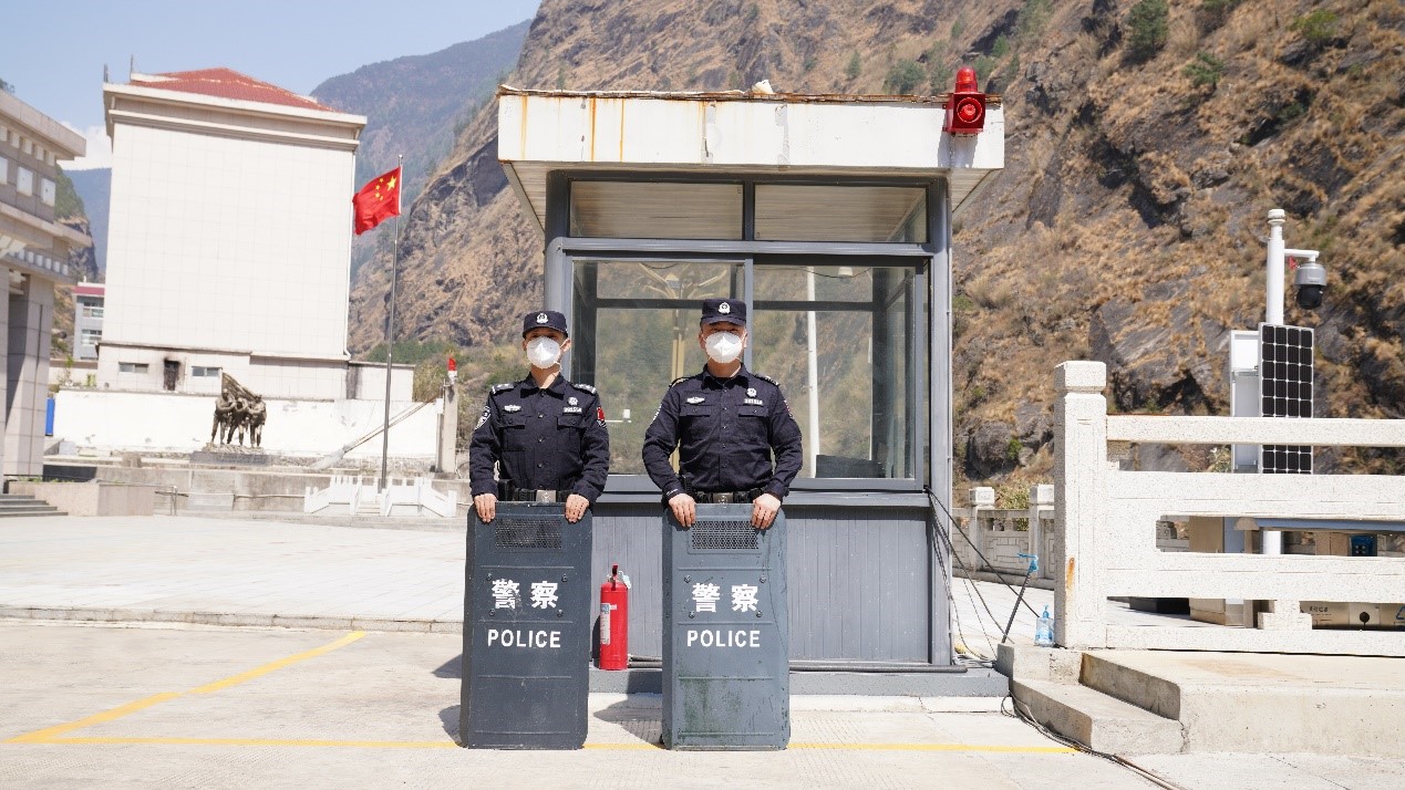 吉隆口岸移民管理警察正在執(zhí)勤。人民網(wǎng)記者 唐宋攝