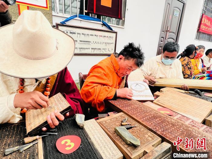 圖為2022年，聶榮縣當(dāng)木江鄉(xiāng)“鄉(xiāng)村振興那曲奮進”活動雕刻比賽現(xiàn)場。資料圖 那曲市“鄉(xiāng)村振興 那曲奮進”活動辦供圖