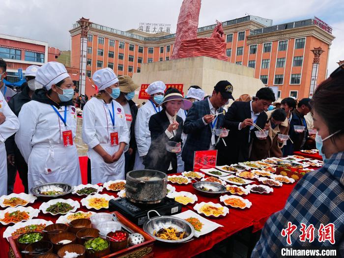 圖為2022年，班戈縣“鄉(xiāng)村振興那曲奮進”廚藝大賽現(xiàn)場。資料圖 那曲市“鄉(xiāng)村振興 那曲奮進”活動辦供圖