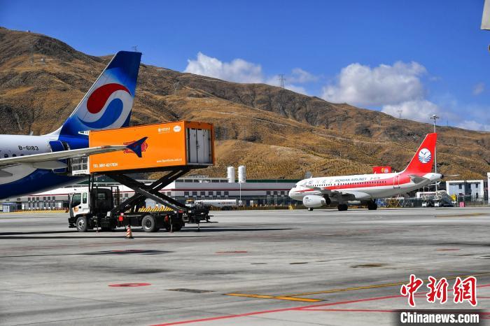 圖為藍(lán)天下的高原機(jī)場?！≈芎?攝