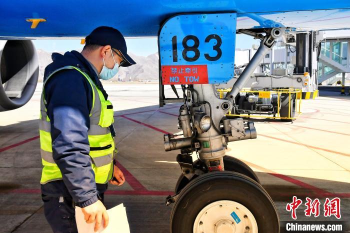 圖為機(jī)場工作人員進(jìn)行相關(guān)檢查?！≈芎?攝