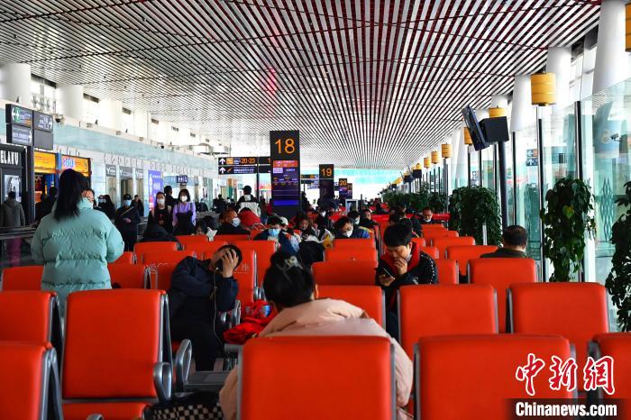 圖為旅客在機(jī)場候機(jī)室等待登機(jī)。　周航 攝