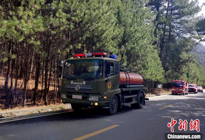 林芝市森林消防支隊米林中隊在米林縣一帶開展灑水增濕作業(yè)。　趙健宇 攝