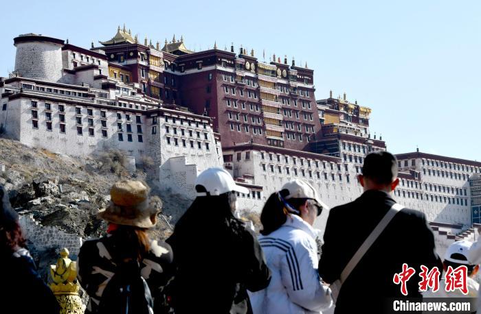4月17日，游客在拉薩布達(dá)拉宮觀景臺(tái)拍照留念?！±盍?攝