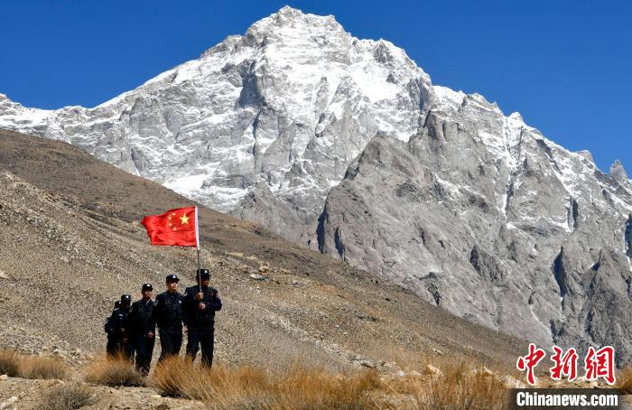 底雅邊境派出所民警夏永軍(右一)在巡邏中?！±盍?攝