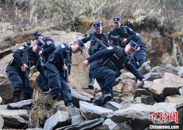 山南邊境管理支隊(duì)玉麥邊境派出所民警在邊境巡邏途中穿過(guò)亂石區(qū)?！∴嶇?攝