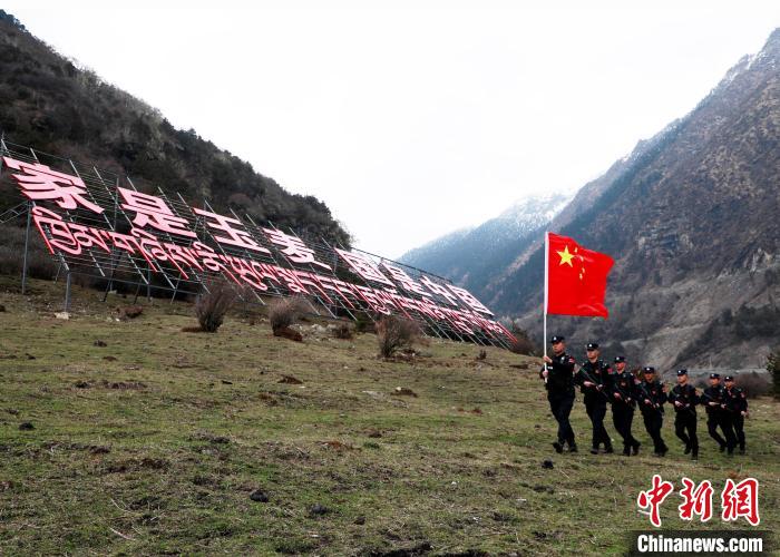 山南邊境管理支隊(duì)玉麥邊境派出所民警在轄區(qū)開(kāi)展巡邏。　鄭琦山 攝