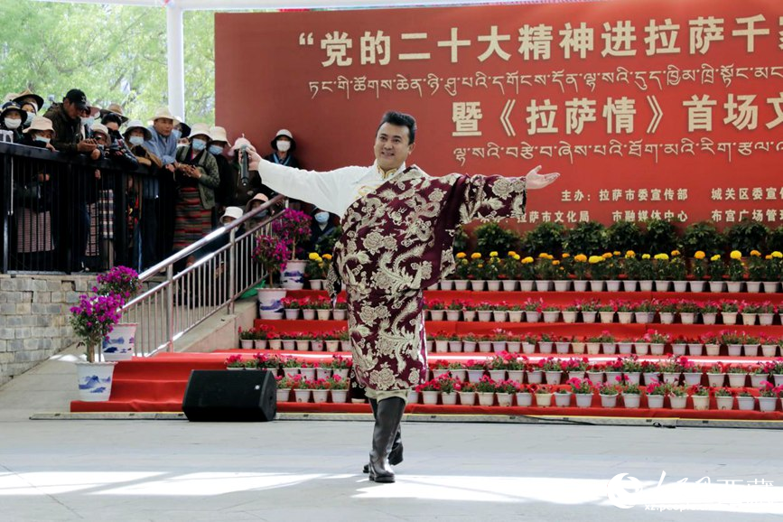 獻(xiàn)唱《夏爾巴》。人民網(wǎng) 次仁羅布攝