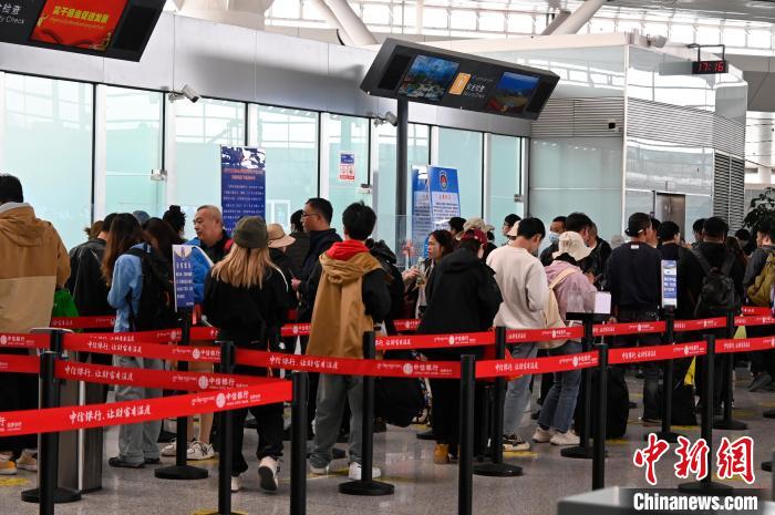 圖為“五一”期間，拉薩貢嘎機(jī)場旅客密集出行?！≡黝D珠 攝