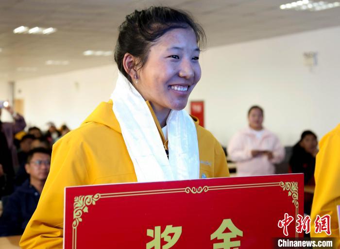 玉珍拉姆上臺領(lǐng)獎?！∝暣_ 攝