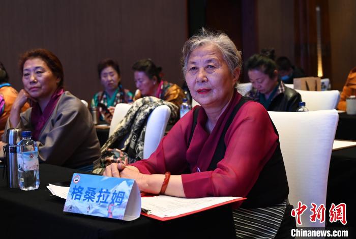 圖為西藏銀發(fā)旅游產(chǎn)品體驗(yàn)團(tuán)老年代表?！≮w朗 攝