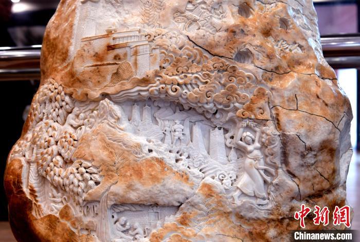 圖為5月16日，展覽中的漢白玉雕作品《猴子變?nèi)恕贰！±盍?攝