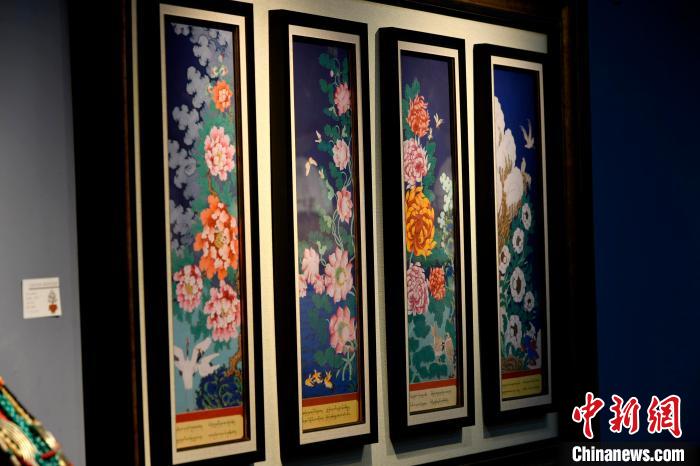 圖為5月16日，展覽中新創(chuàng)唐卡作品《四季花》。　李林 攝