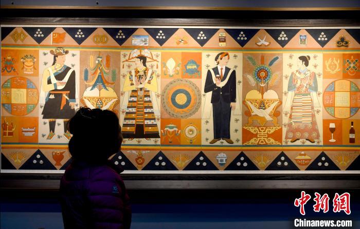 圖為5月16日，觀眾正在欣賞展覽中的新創(chuàng)唐卡作品。　李林 攝