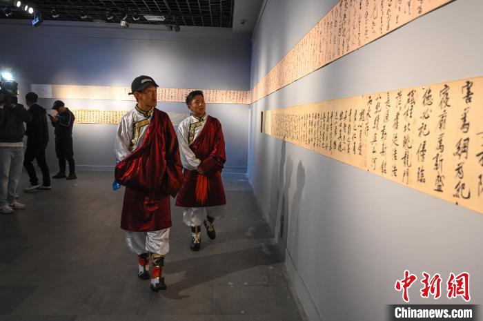 圖為學(xué)生參觀黃庭堅(jiān)書(shū)法文獻(xiàn)展?！≮w朗 攝