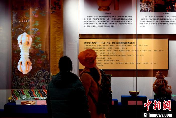 圖為5月18日，觀眾正在欣賞展覽?！±盍?攝