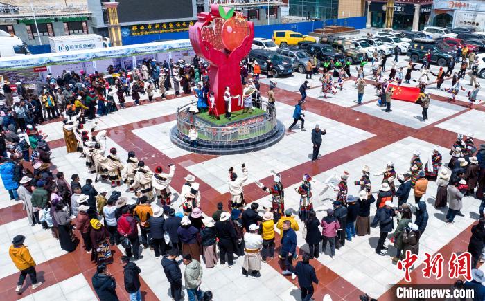 圖為“極地那曲 天際之旅”2023西藏那曲“中國(guó)旅游日”音樂(lè)美食嘉年華活動(dòng)現(xiàn)場(chǎng)?！∧乔形幕吐糜尉止﹫D