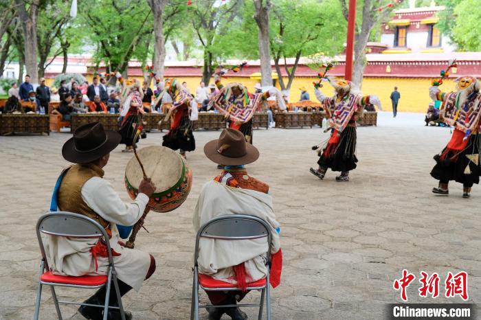 中國西藏發(fā)展論壇中外參訪嘉賓在拉薩羅布林卡觀藏戲、品卡塞