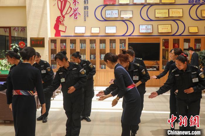 日喀則火車站客運(yùn)人員學(xué)習(xí)服務(wù)禮儀?！《飞降?攝