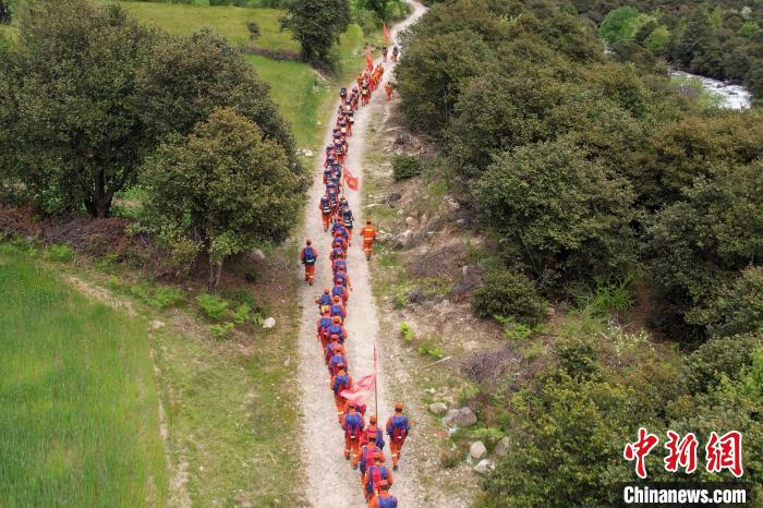 圖為西藏林芝森林消防員穿越山林?！●T怡凡 攝