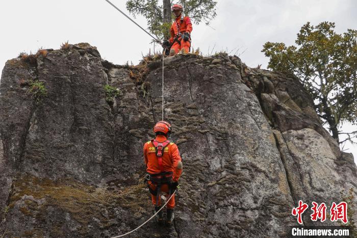 圖為消防員開展崖壁滑降訓(xùn)練?！抢倮?攝