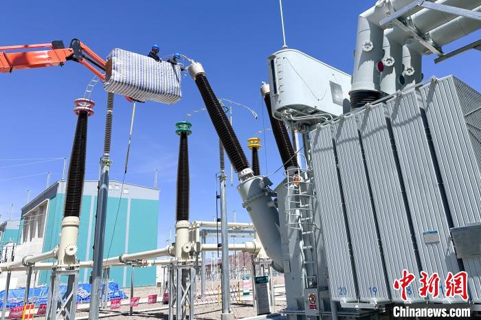 國網(wǎng)西藏電力組織檢修人員對設(shè)備進(jìn)行全面體檢?！W(wǎng)西藏電力有限公司 供圖