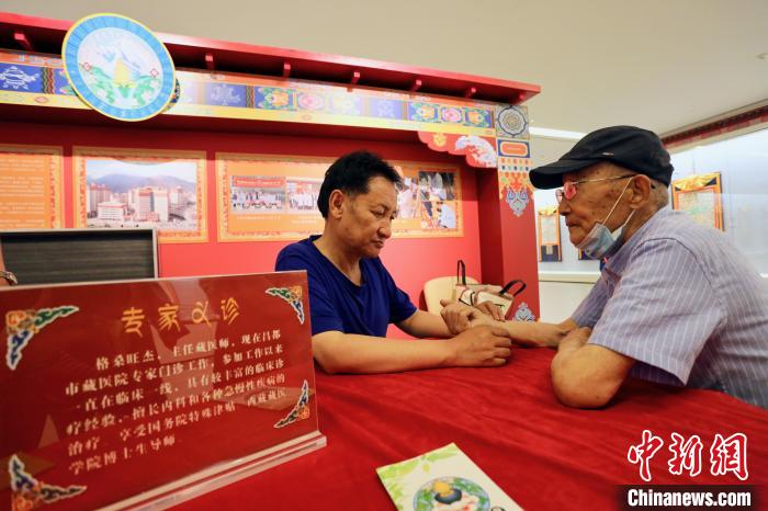 “藏韻瑰寶”藏醫(yī)四部醫(yī)典唐卡珍品展在天津美術(shù)館展出，展覽現(xiàn)場(chǎng)藏醫(yī)專家義診受歡迎?！⒖∩n 攝