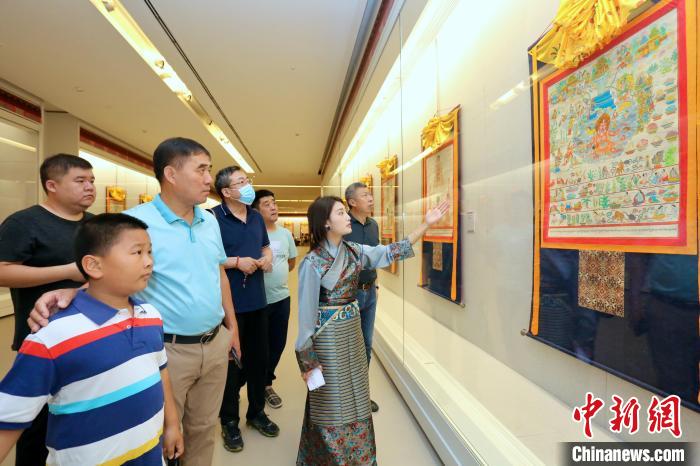 “藏韻瑰寶”藏醫(yī)四部醫(yī)典唐卡珍品展現(xiàn)場(chǎng)。　劉俊蒼 攝