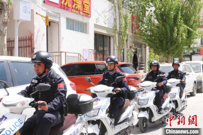 民警騎著電瓶車在轄區(qū)巡邏走訪?！↑S創(chuàng)偉 攝