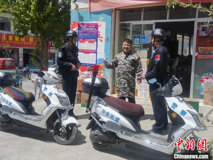 民警對(duì)轄區(qū)商鋪進(jìn)行走訪排查?！↑S創(chuàng)偉 攝