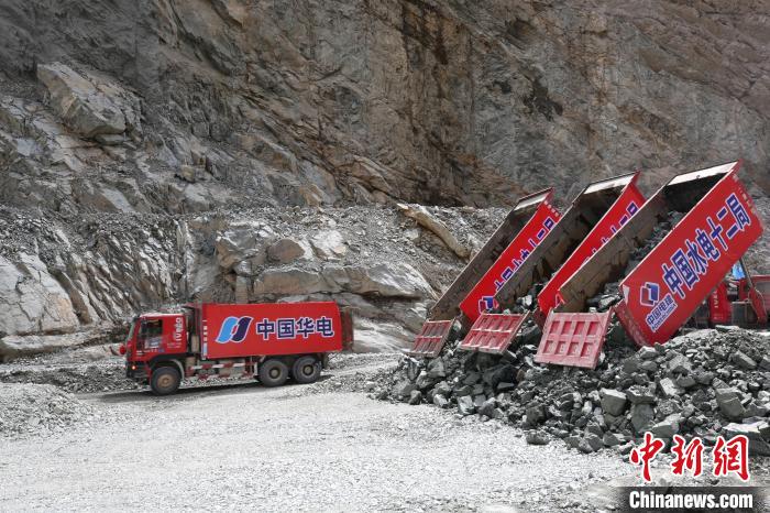 拉哇水電站正式啟動大壩填筑?！∪A電金上公司 供圖