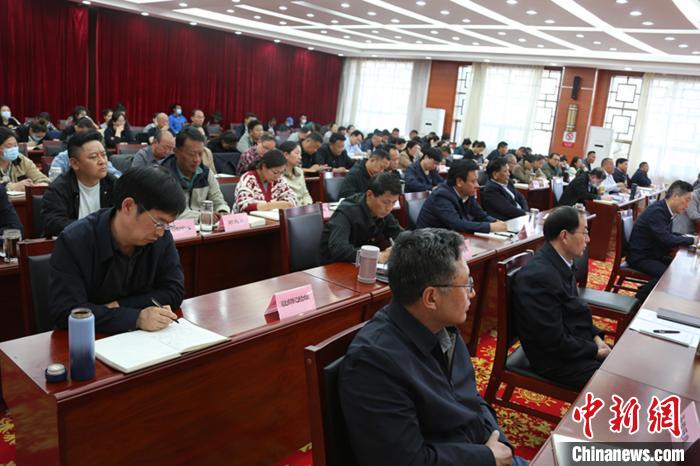 圖為專題黨課現(xiàn)場?！∝暽＠?攝