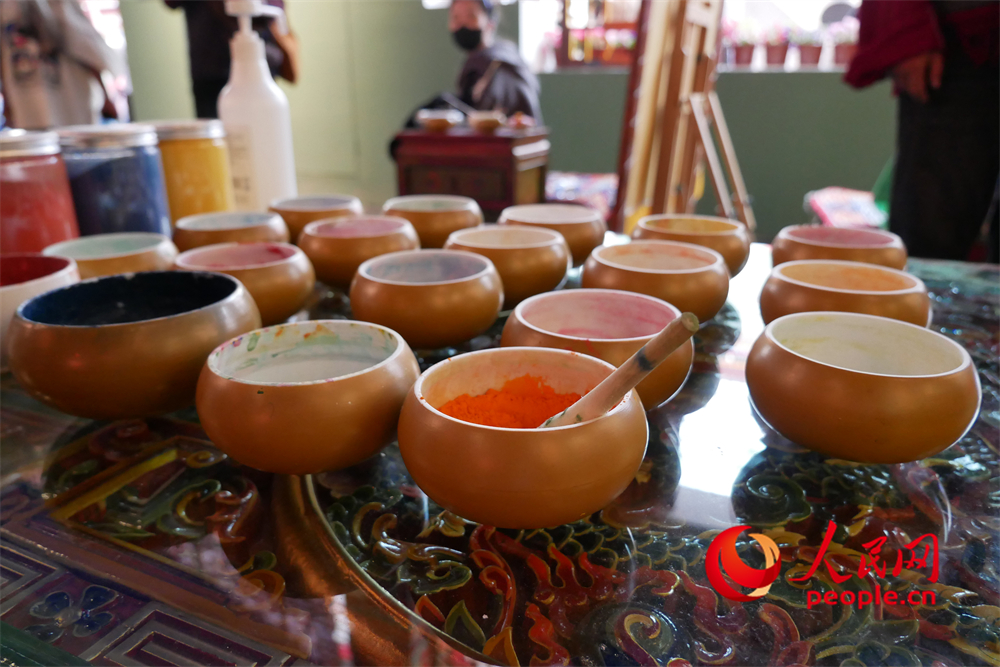 繪制唐卡所用的顏料。人民網(wǎng) 韋衍行攝