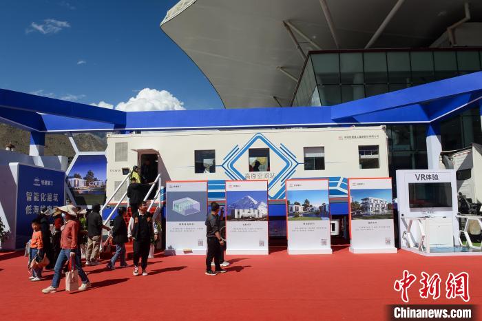 展覽現場，觀眾體驗裝配式增壓增氧建筑?！~ 攝