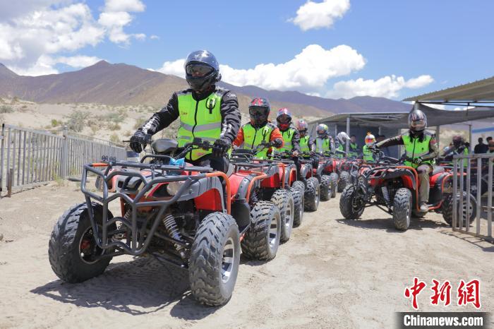圖為比賽選手途經(jīng)扎囊沙漠公園?！∮文恋厍蚬﹫D