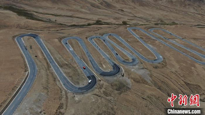 圖為騎手前往珠峰大本營途經108道拐。　游牧地球供圖