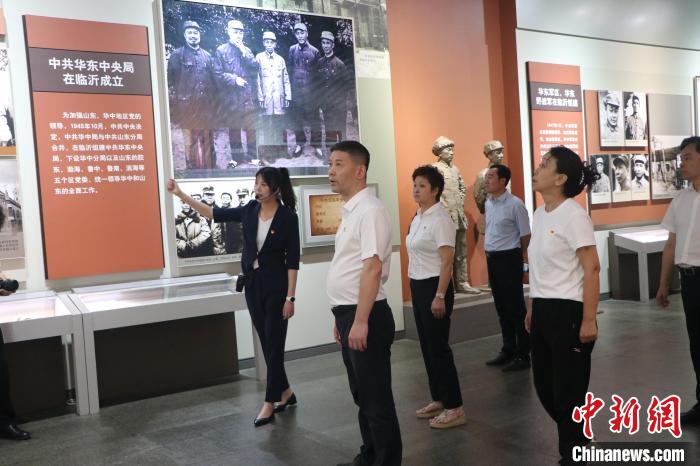 圖為西藏航空一行在臨沂市沂蒙革命紀念館開展主題教育活動?！〗?攝