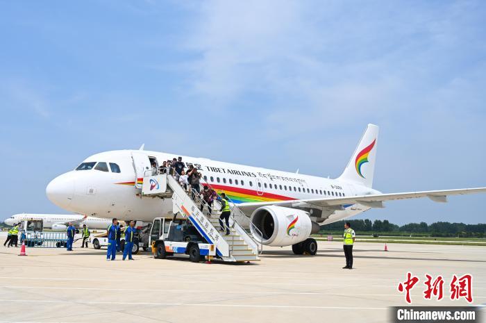 圖為旅客抵達機場?！≮w朗 攝