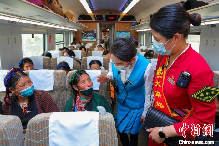 農(nóng)牧民乘坐高原復(fù)興號動車組出行?！≈軔傁?攝