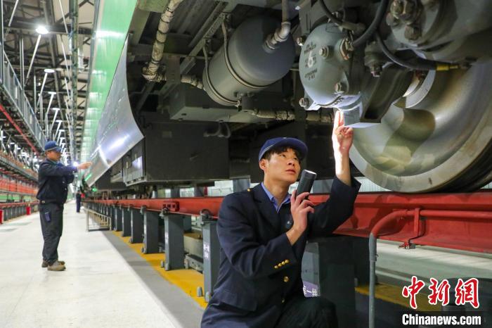 圖為工作人員檢查高原復(fù)興號?！≈軔傁?攝