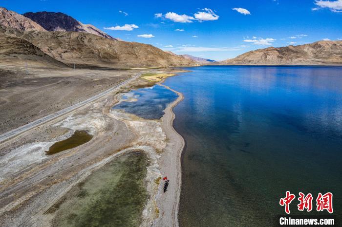班公湖又稱措木昂拉仁波，藏語意為“長脖子天鵝”。　龍小鳳 攝