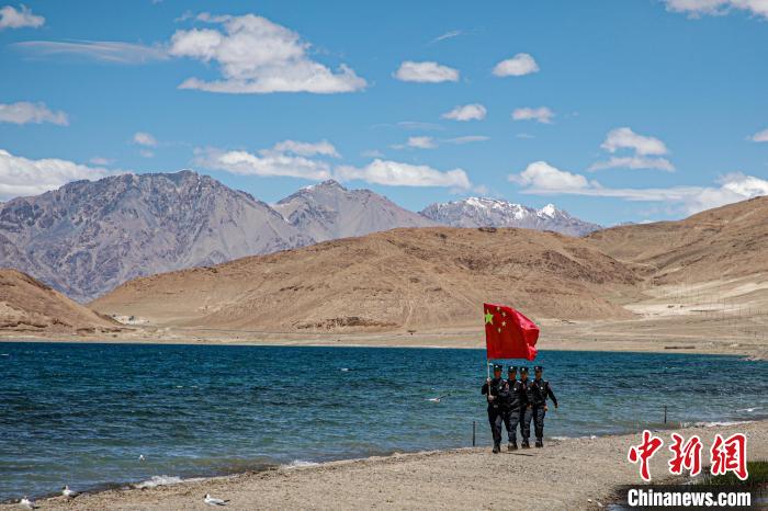 班公湖邊境派出所民警巡邏在班公湖畔?！↓埿▲P 攝