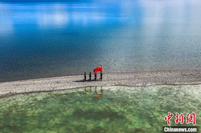 班公湖巡邏現(xiàn)場?！↓埿▲P 攝