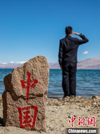 班公湖畔的“中國”標(biāo)記。　龍小鳳 攝