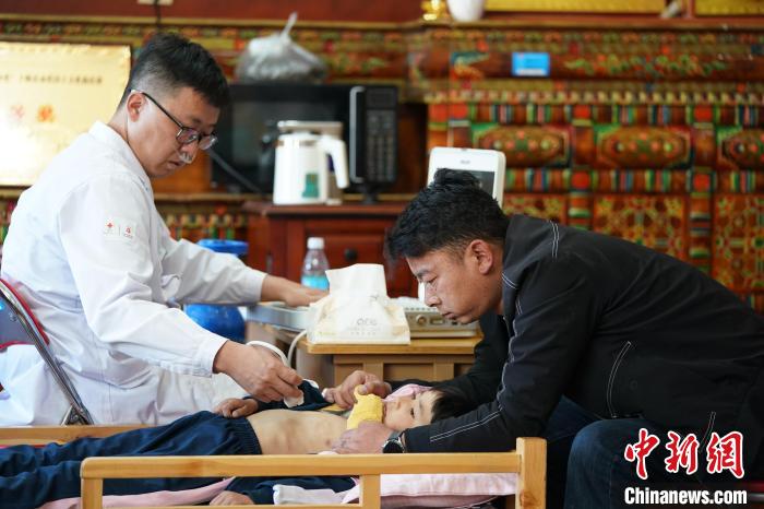 6月27日，西藏康馬縣雙語(yǔ)幼兒園的孩子參加先心病篩查?！√K丹 攝