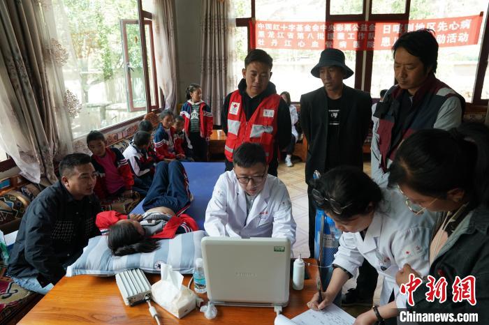 6月27日，西藏康馬縣少崗鄉(xiāng)中心小學(xué)的孩子參加先心病篩查?！√K丹 攝