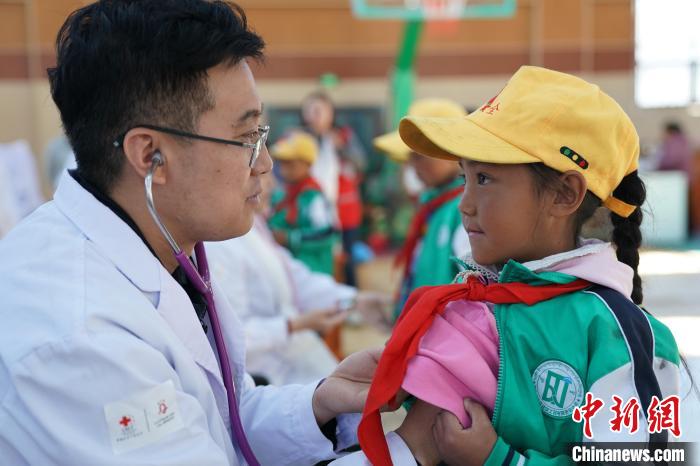 6月27日，西藏康馬縣南尼鄉(xiāng)中心小學(xué)的孩子參加先心病篩查。　蘇丹 攝