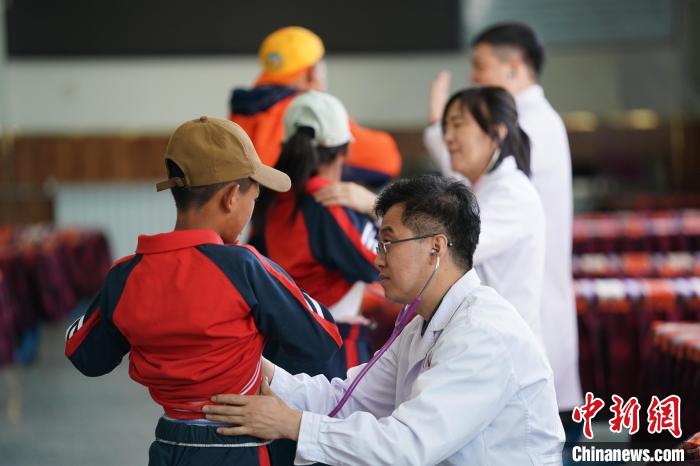6月26日，西藏日喀則特校的孩子參加先心病篩查。　蘇丹 攝