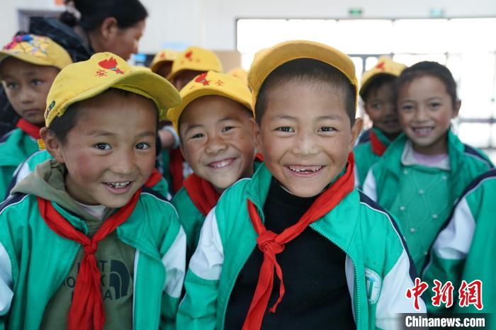 6月27日，西藏康馬縣南尼鄉(xiāng)中心小學(xué)的孩子參加先心病篩查?！√K丹 攝
