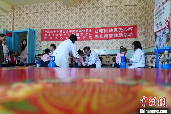 6月27日，西藏康馬縣雙語(yǔ)幼兒園的孩子參加先心病篩查?！√K丹 攝